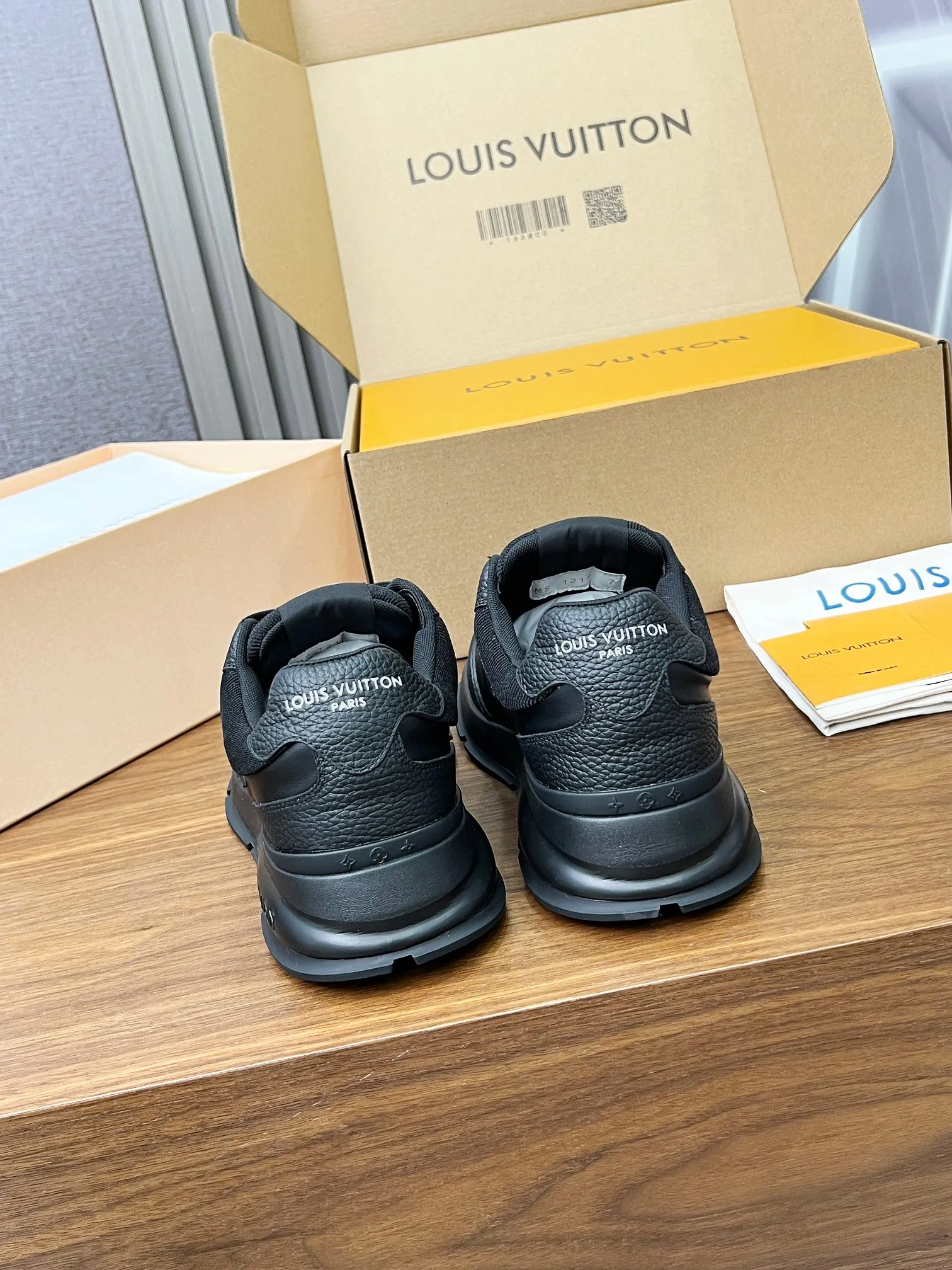 👟👟Ex-factory price 640👟👟 Men's size +10 LV Louis Vuitton L Jialu brand thick-soled casual couple's sneakers🔥🔥🔥 Made of smooth cow leather and elegant design, can be easily integrated into various styles. The eye-catching LV letters are marked on the side of the shoe, and the lightweight rubber outsole is embellished with the Vuitton logo ▪️ Sole thickness: 4CM. The counter specializes in the latest casual shoes and new hard goods 🆕 ❥Purchase level! Full of high-end feel! A popular model among bloggers at home and abroad, it’s retro and fashionable and looks amazing on your feet! Wear a lot of happiness! The official website’s main recommendation★ ▪️Upper: Original custom-made imported calfskin fabric ▪️Inner lining: breathable gauze imported from Italy ▪️Outsole: rubber foam ➕tpu high-end outsole ▪️Shoe size: women’s 35-41, (women’s 41 is custom-made). Men's clothing 39-46 (45-46 customized).